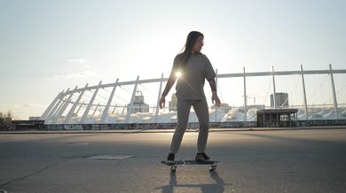 Ragazza sullo skateboard