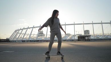 Ragazza sullo skateboard