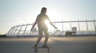 Ragazza sullo skateboard