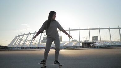 Ragazza sullo skateboard