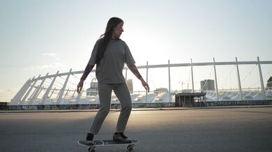 Ragazza sullo skateboard